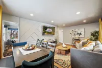 Stylish, Comfortable, Mtn Views, Huge Fenced Yard, King Beds, Cozy Fireplace! Hotels in Murray