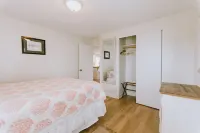 The Nags Head Cottage-Recently renovated in 2025! Walking distance to the beach! 서프사이드 플라자 주변 호텔