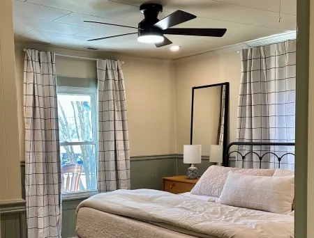 White Little Cottage-Newly Renovated-Pets-Family