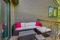 Wintergreen Resort Vacation Rental w/ Pool Access! - balcón