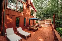 New! Riverfront/6BR/Hottub/Games/Lake Access/Indoor Pool