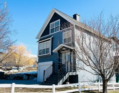 Cozy home in mountain valley. Close to ski resorts, beautiful lake & restaurants
