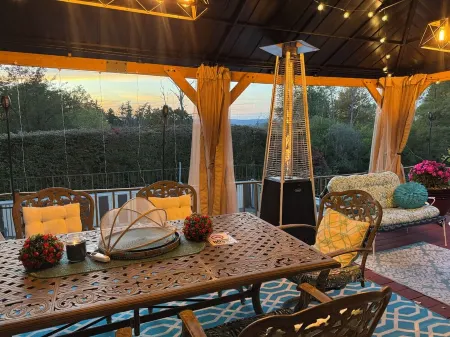 Large Relaxing Family Retreat In The Hudson Valley with Theatre and Gazebo