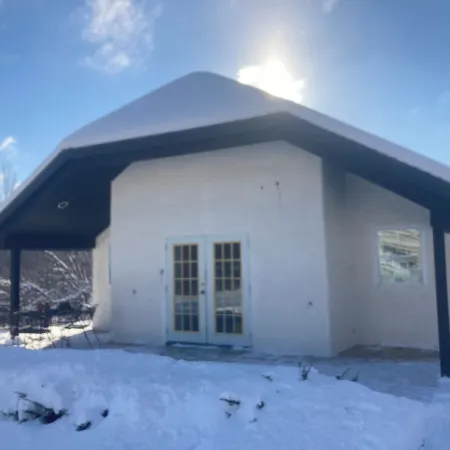 Charming Straw Bale Cottage Near Jay Peak – Cozy, Romantic, and Stylish Escape Отели в г. Джей