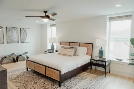 The Principal: Modern Townhome in Downtown Отели рядом с достопримечательностью «Адена Стейт Мемориал»