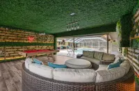 The Pond House! Large Pool, 10 Sleeps, Pool Table, Firepit, 10 Min UF