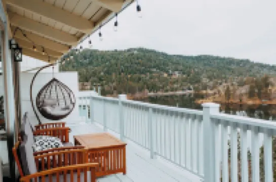 Charming Retreat with Stunning Lake Views.