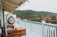 Charming Retreat with Stunning Lake Views.
