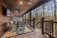 LOCATION!! Rustic/Modern Retreat~Huge Trees~Covered Deck~Hot Tub~Fire Pit~Arcade