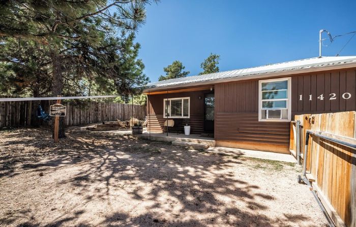 Steps from Mountain View Cafe! 2 bedroom attached  cabin w/fenced private yard!