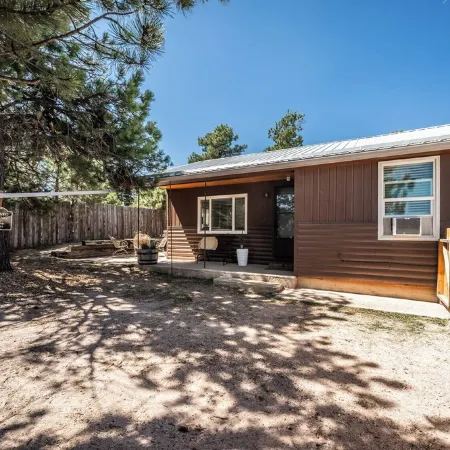 Steps from Mountain View Cafe! 2 bedroom attached  cabin w/fenced private yard!