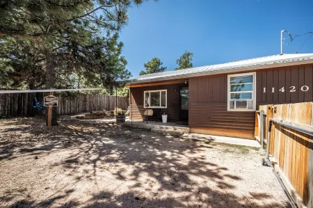 Steps from Mountain View Cafe! 2 bedroom attached  cabin w/fenced private yard!