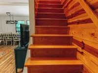 Luxurious cabin with fire pit, kayaks, and dock. 温斯頓縣酒店
