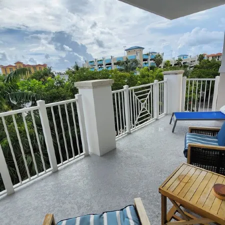 Newly renovated 2/2  apt-2 min walk to the beach and restaurants