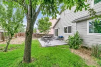 Peaceful neighborhood home, spacious & cozy with plenty of beds!