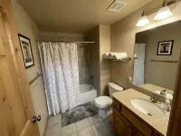 Luxury Townhouse with HD 4k Projector Home Theater Hotels in Snyderville