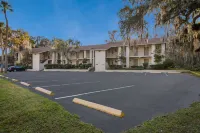 PaddleTail Waterfront Lodge, Trademark Collection by Wyndham - parking