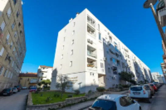 Deluxe Apartment Near the Bridge