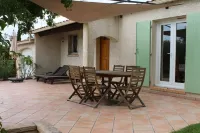 villa with private pool in a quiet area: Les Oliviers Hotels in Mallemort