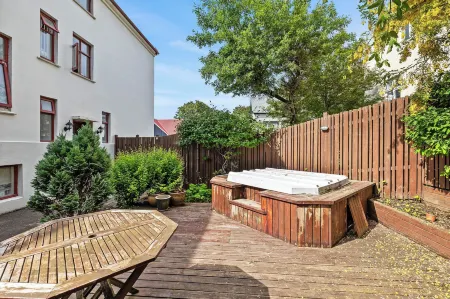 Downtown Reykjavík Baldursbrá Guesthouse Отели рядом с достопримечательностью «Исландский университет»