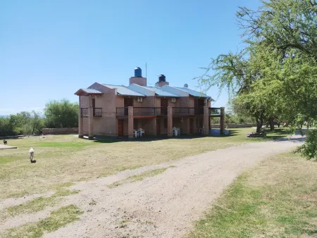 COMPLEJOLAGUNAAZUL Отели в г. Хунин