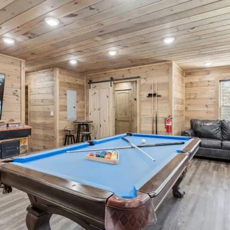 Hawkeye Ridge 3 Bedroom Cabin by RedAwning