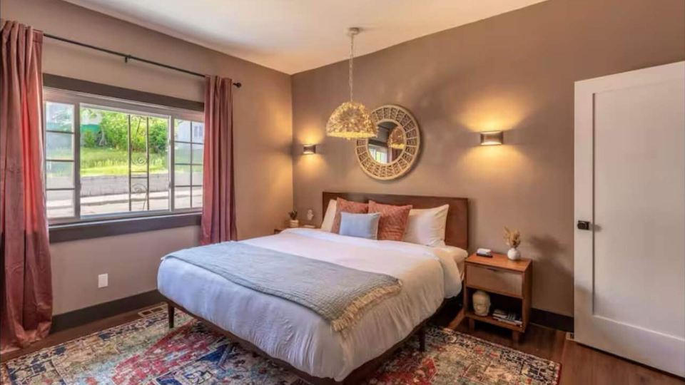 Iconic 3BD Entire House in The Heart Of Pittsburg