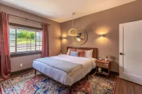 Iconic 3BD Entire House in The Heart Of Pittsburg Hotels in Green Tree