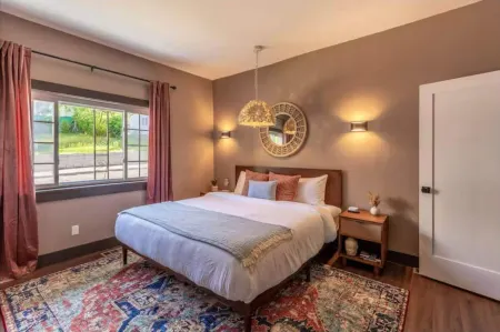 Iconic 3BD Entire House in The Heart Of Pittsburg Отели в г. Грин Три