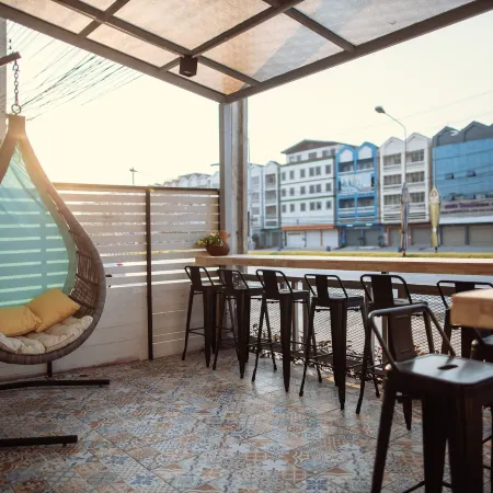 Sleep to Fly Hotel & Hostel Suvarnabhumi Airport Отели рядом с достопримечательностью «Школа Тхепсирин Ромклао»