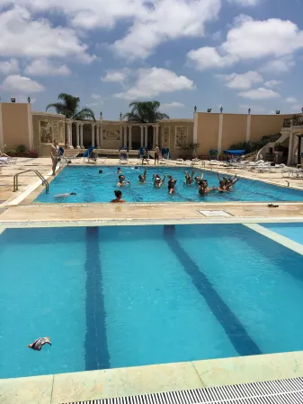 Platinum Hotel Отели в г. Borj El Chmali