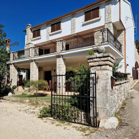 Apartment Gina Отели в г. Голаш