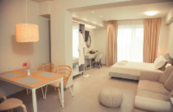 IO Luxury Pool & Hot Tub Suites