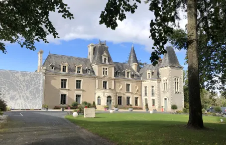Hotel Château de la Barbinière Отели в г. Молеон
