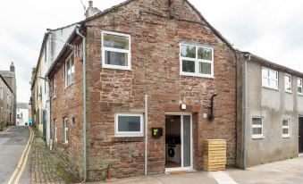 Beautiful 2-Bed House in Egremont Milo's Place