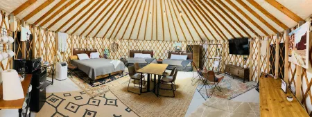 Trail and Hitch Tiny Home Hotel and RV Отели рядом с достопримечательностью «ЭРБМ Рекреэйшен & Парк Дистрикт»