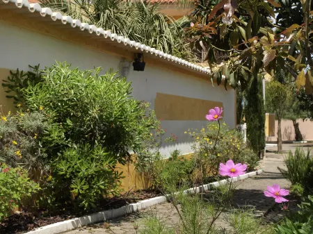 Giramar Apartamentos Turisticos Отели рядом с достопримечательностью «Ponta da Piedade Lighthouse»