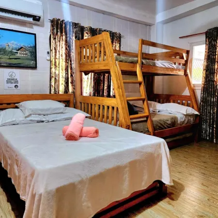 3 Bed House - Sleeps 20 - Pets - Pool - Garden