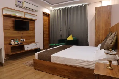 The Sandalwood Hotel I Sec-38 I Near Medanta Medicity Gurgaon Hotels near JMD Megapolis