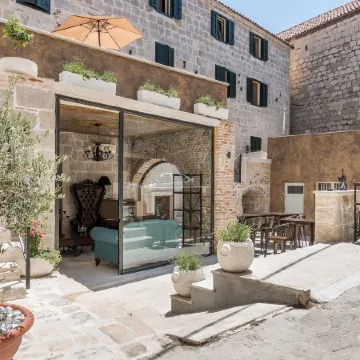 Heritage Palace Varos - Mag Quaint & Elegant Boutique Hotels Отели рядом с достопримечательностью «Splitlicious»