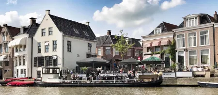 Hotel Café Restaurant 't Raedhûs Отели рядом со станцией Buitenpost