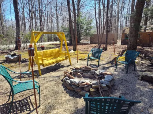 Wintery Cabin-Berkshires! Dog-Friendly. Hike/Ski Appalachian Tr. Walk to Lake!