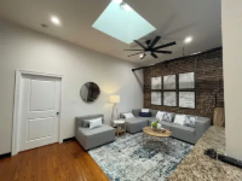 Charming 2-bedroom 2-bath condo with AC and WiFi in pleasant Downtown Hammond!