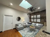 Charming 2-bedroom 2-bath condo with AC and WiFi in pleasant Downtown Hammond!