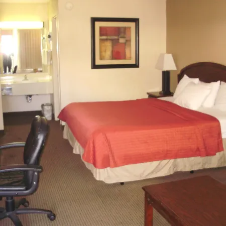Trade Winds Central Inn