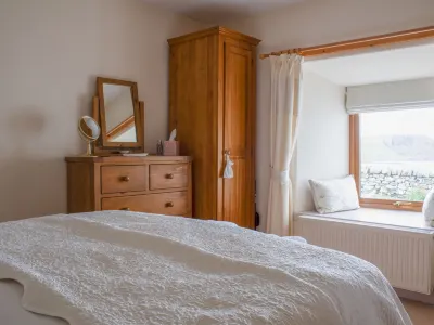 Bothan Aonghais Hotels near Wowballz