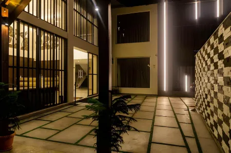 Kalki Отели рядом с достопримечательностью «Marina Park»