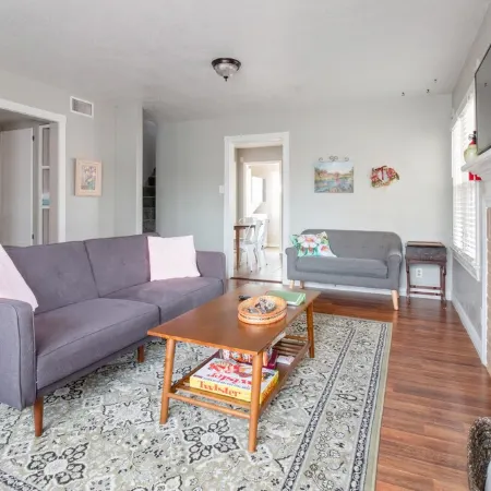 Sage Cottage: Cozy & Serene/ Sleeps 6 / Huge Yard!