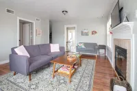 Sage Cottage: Cozy & Serene/ Sleeps 6 / Huge Yard!