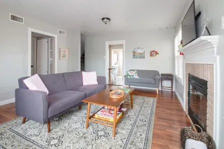 Sage Cottage: Cozy & Serene/ Sleeps 6 / Huge Yard!